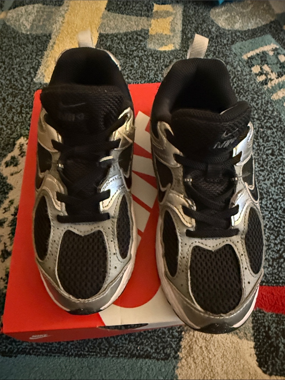 Nike V5 RNR Black and Silver Sneakers
